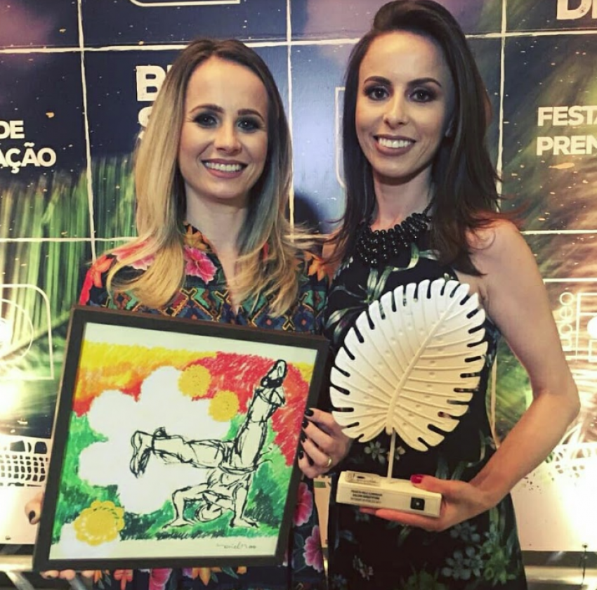 As professoras Katiane e Karine Balzan receberam o Prêmio Destaque Popular (Foto: Unochapecó)