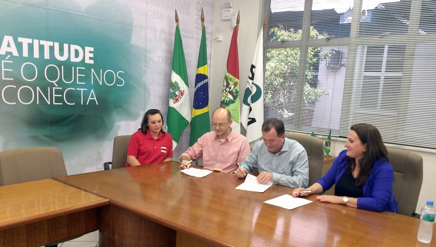 Assinatura da convenção coletiva beneficia Xaxim e outros cinco municípios (Foto: Extra Comunica)