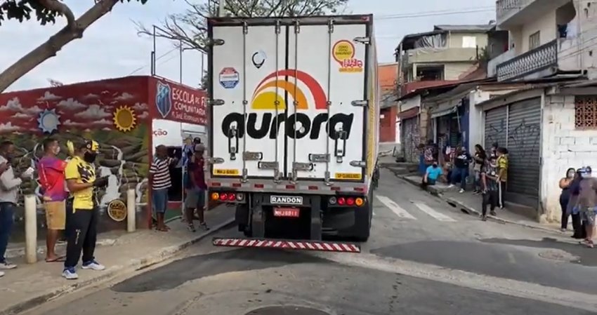 Carga carregada com toneladas de frango chega ao Parque Santo Antônio, em São Paulo