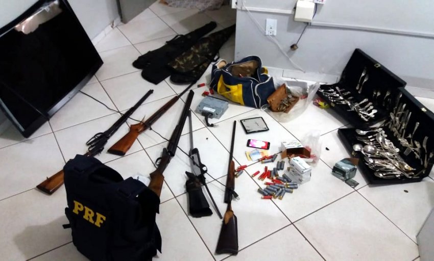 Armas, munições e objetos foram apreendidos na madrugada desta quinta-feira (16), em Xaxim