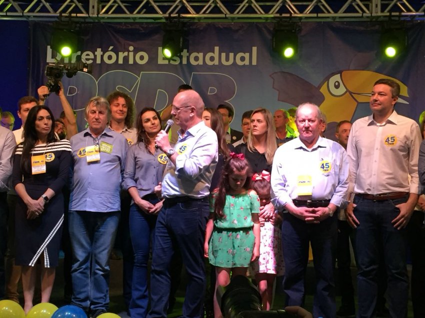 Ao lado da família, Paulo Bauer foi ovacionado por lideranças tucanas de todo Estado (Foto: Axe Schettini/LÊ)