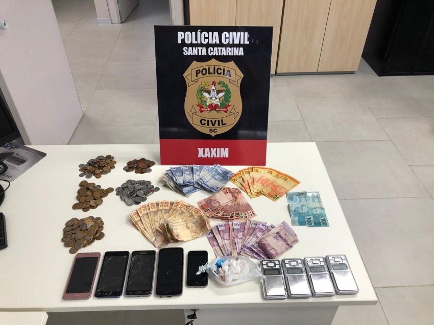 Dinheiro, celulares, balanças de precisão e cocaína foram apreendidos pela Polícia Civil
