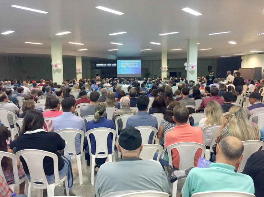 Cerca de 650 pessoas lotaram o Salão Paroquial da Igreja Matriz na noite de ontem (05)