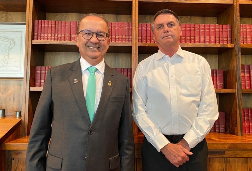 Eleito, Jorginho sorri ao lado de Jair Bolsonaro, que não esboça felicidade depois da derrota no domingo