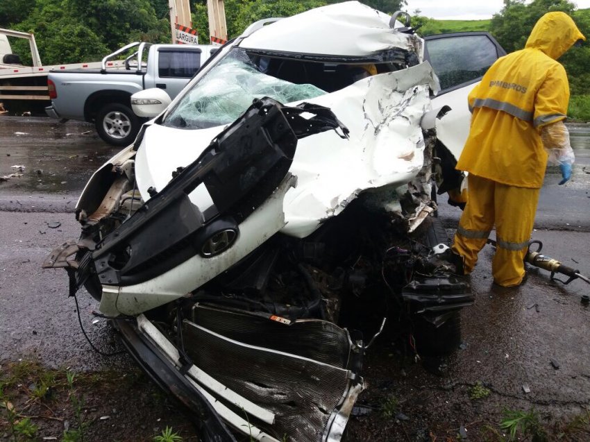 Motorista, Ademir Orben, morreu no local (Foto: PRF)