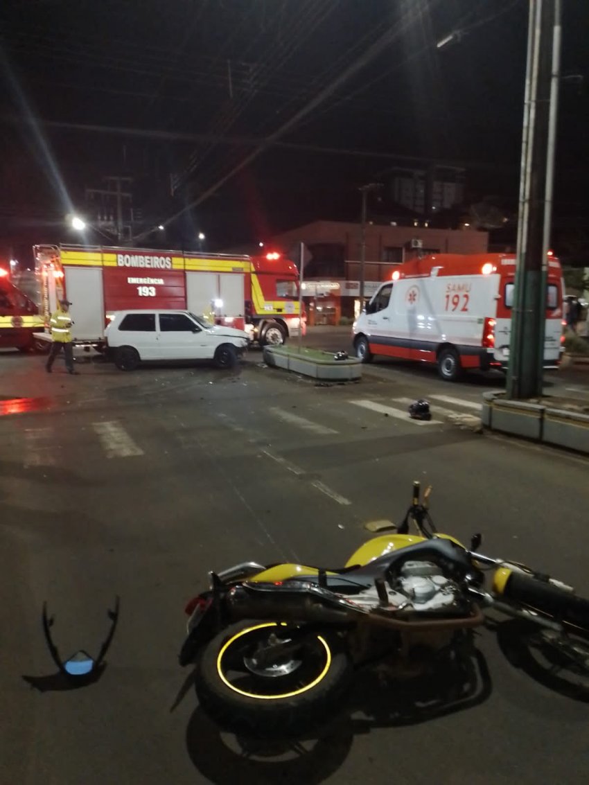 Acidente entre carro e motocicleta ocorreu no Centro da cidade