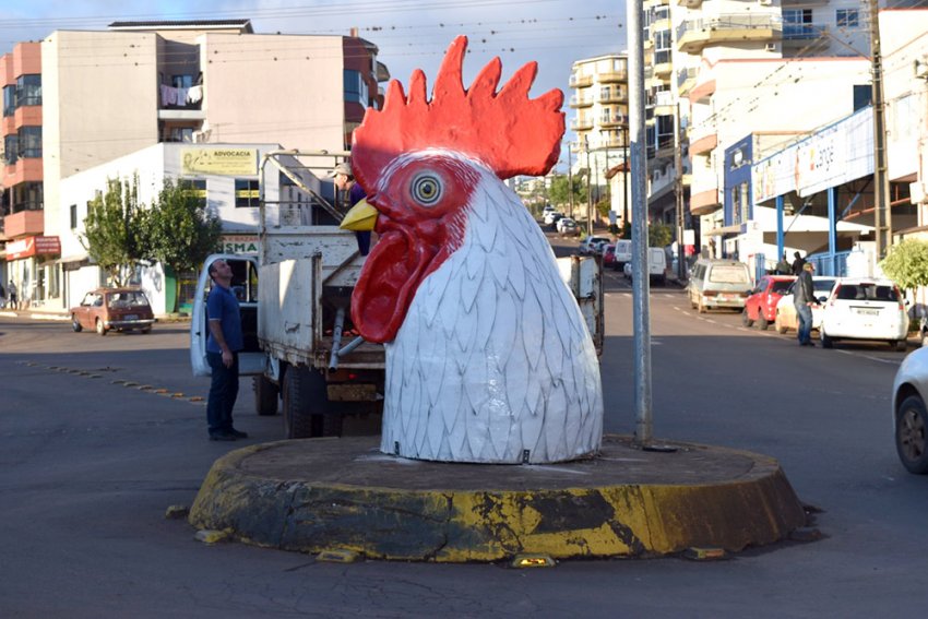 Novos detalhes serão colocados nesta quinta-feira (07), finalizando a obra da artista plástica Katielly Lanzini (Foto: Axe Schettini/LÊ)