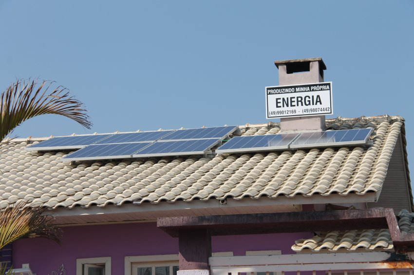 Placas que captam energia solar são instaladas nos telhados de residências e empresas (Foto: Janquieli Ceruti/LÊ)