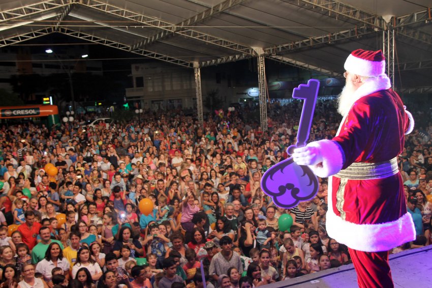 Cerca de cinco mil pessoas foram receber o Papai Noel do Brasil nesta sexta-feira (Foto: Axe Schettini/LÊ)
