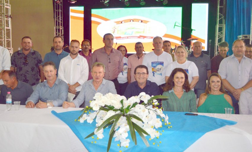 Deputados e prefeitos da região prestigiaram festa municipal que aconteceu na última quinta-feira (12)