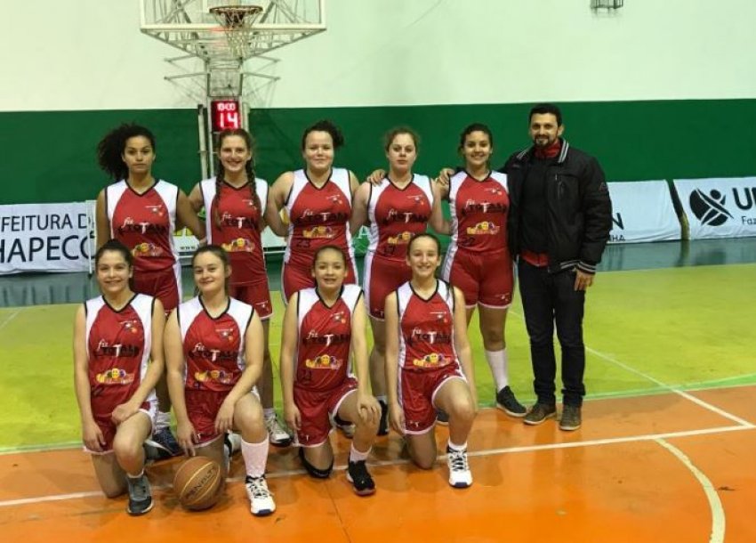Nos jogos, o time de basquete feminino de Xaxim sofreu revés das chapecoenses por 48 a 44