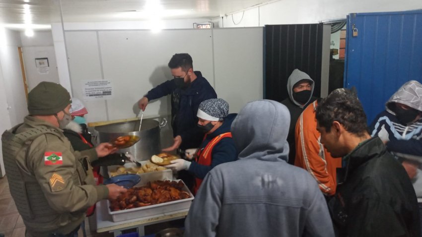 Na Casa de Passagem, mais de 40 pessoas foram abrigadas e receberam refeições