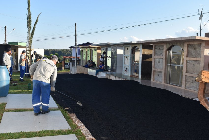 Cemitério Municipal Frei Plácido Rohlf recebeu as melhorias de asfalto nesta terça-feira 
