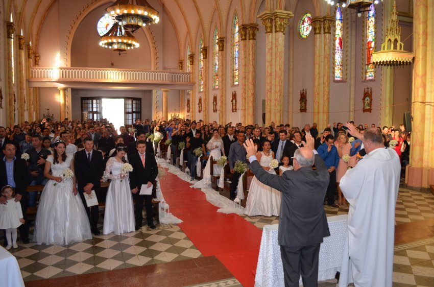 Casamento coletivo reuniu 21 casais e aconteceu na tarde do último sábado (18)