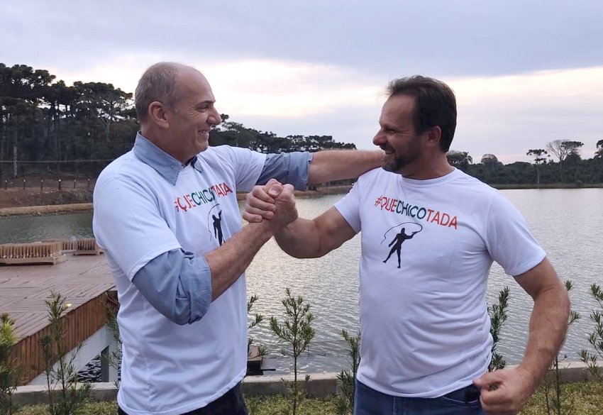 Chico Folle e Ideraldo Sorgato comemoram vestindo a camisa com a estampa "#QUECHICOTADA" em provocação aos adversários