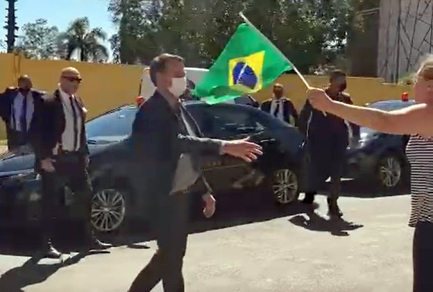 Presidente da República, Jair Bolsonaro, cumprimentou apoiadora que aguardava passagem de comitiva no bairro Jardim Itália