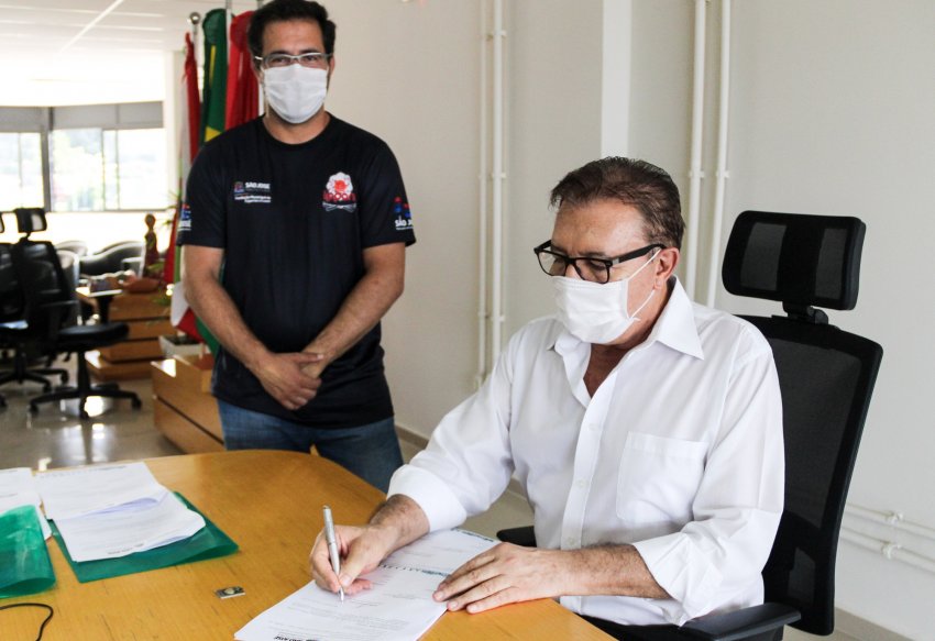 O prefeito Orvino Coelho de Ávila assinou os termos de parceria com as entidades esportivas do município nesta terça (16)