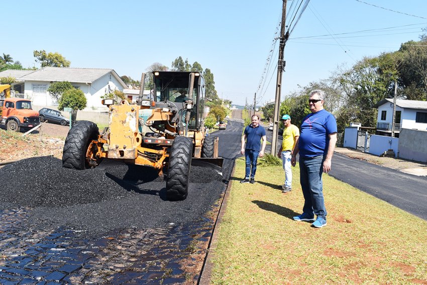 Melhorias no asfalto do município começaram nesta segunda-feira (10), no bairro Primavera, em Xaxim