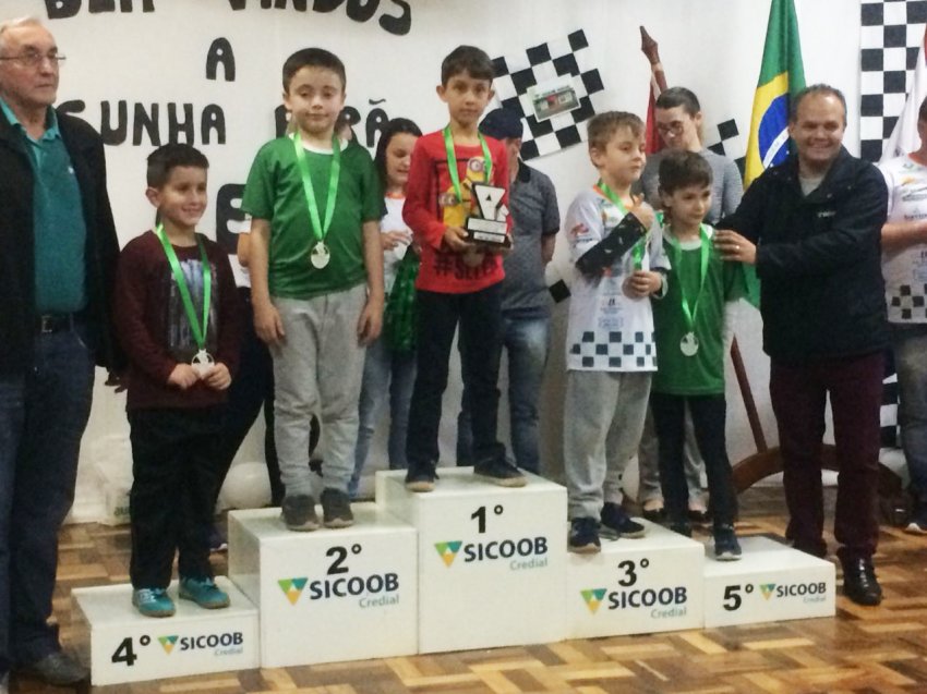 Marcos Augusto Brisola, de 6 anos de idade, venceu a categoria sub 8, do Circuito Regional Oeste de Xadrez 2018 (Foto: Divulgação/LÊ)