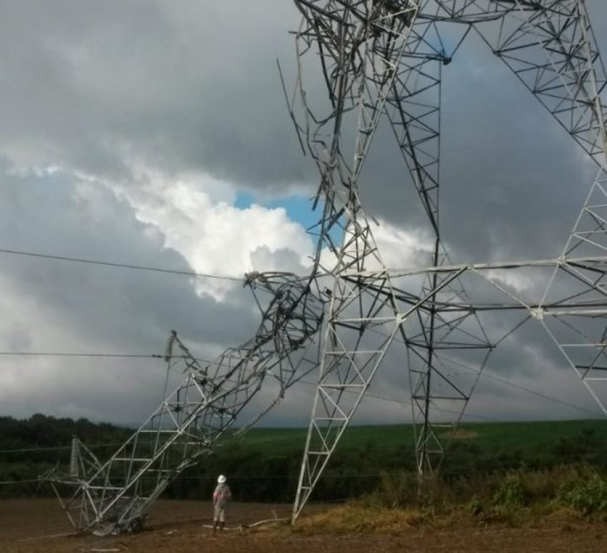 Ventos de até 123km/h derrubaram quatro torres de transmissão de energia de 230kV da empresa Evoltz