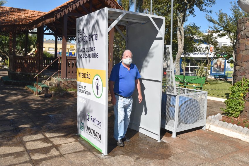 Uma das cabines de desinfecção doadas pela Rafitec e Nutrata foi instalada na Praça Frei Bruno