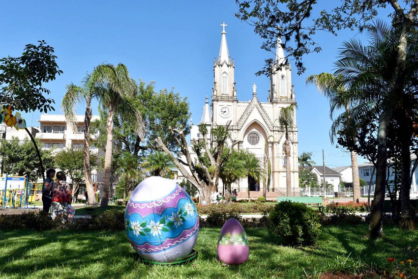 Ovos de Páscoa foram espalhados pelos canteiros do coração da cidade (Foto: Prefeitura de Xaxim)