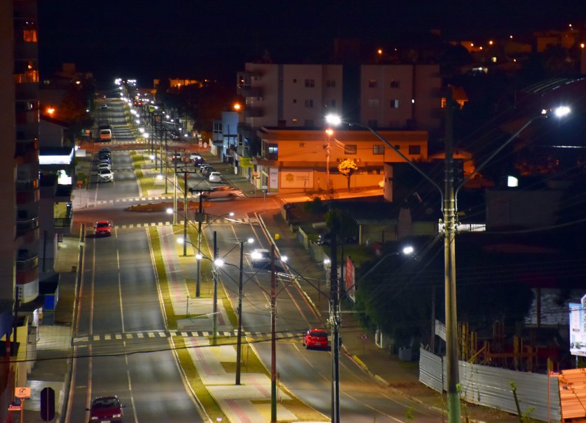 Ruas estão recebendo lâmpadas de led, melhorando a iluminação pública da cidade e gerando economia