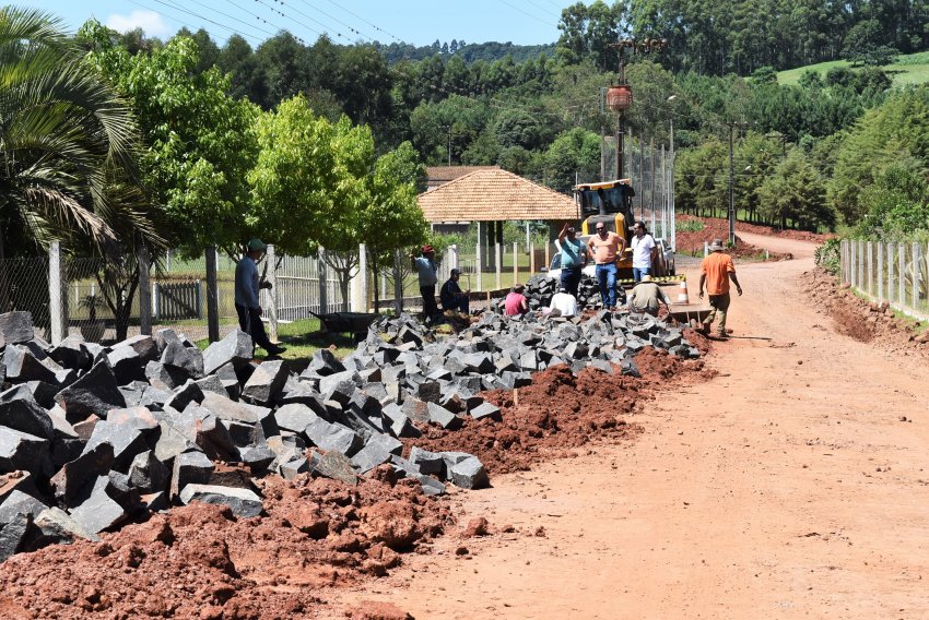 Pavimentação com pedras ajudará os moradores e motoristas a transitarem pelo local
