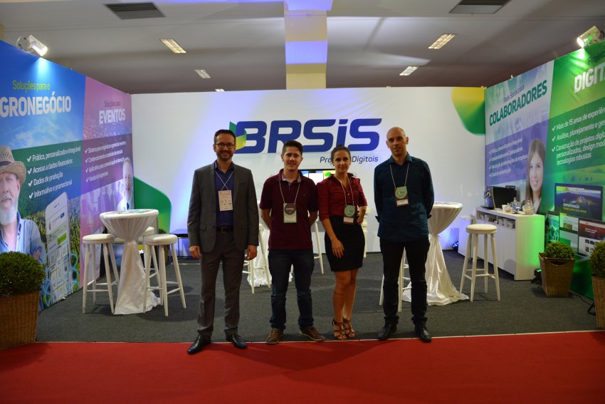 Equipe da BRSIS expôs novidades na área da tecnologia na Feira de Soluções Empresariais, a Expen 2018 (Foto: Divulgação/LÊ)