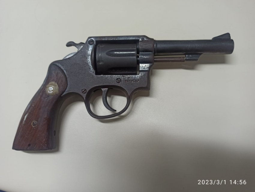 Revólver calibre .38 SPL, com numeração suprimida, estava com um homem de 24 anos