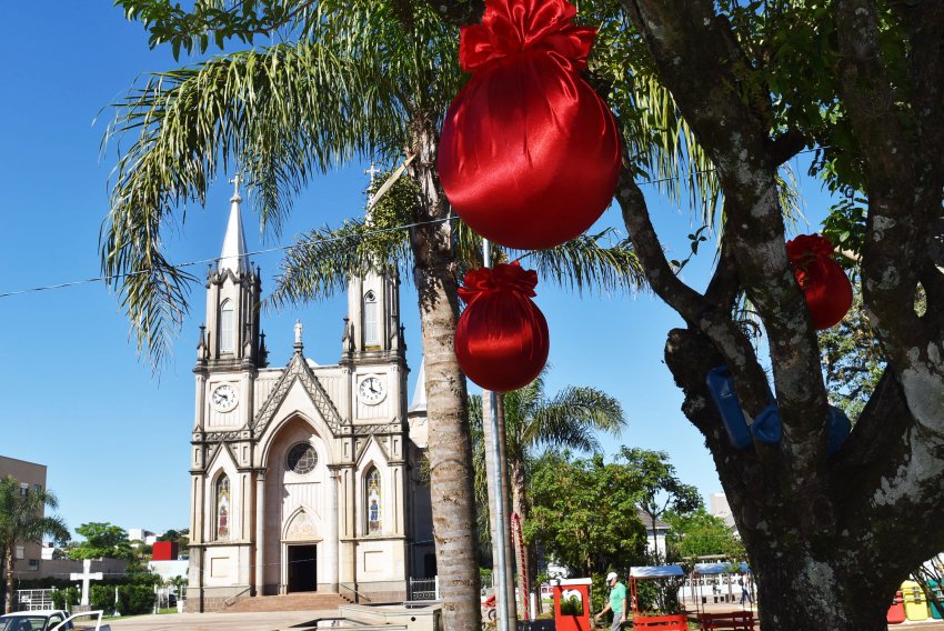 Decoração da Praça Frei Bruno e avenidas próximas está sendo finalizada para a abertura do Natal Encantado 2018, que acontece na sexta-feira (23)