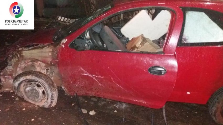 Veículo GM/Celta, que colidiu em um muro, foi utilizado para tentar fuga da Polícia Militar
