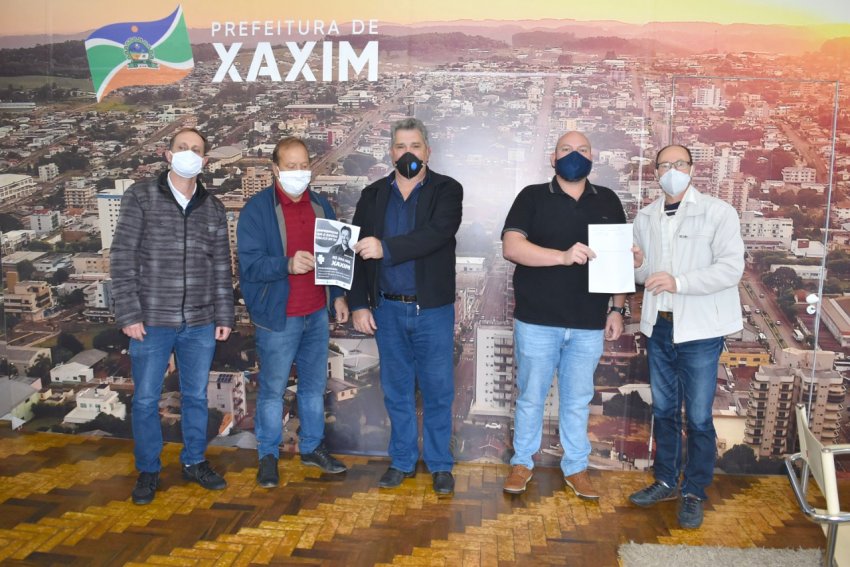 Presidente do PT de Xaxim, Valnei Brunetto, fez a entrega simbólica da emenda ao prefeito Lírio Dagort