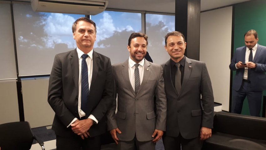 Jair Bolsonaro ao lado do deputado federal eleito Daniel Freitas e do governador eleito Carlos Moisés