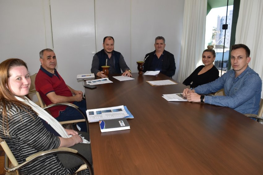 Prefeito Lírio, secretário Geverson e membros da Diretoria Executiva da CDL estiveram planejando o Natal Encantando 2018 (Foto: Prefeitura de Xaxim)