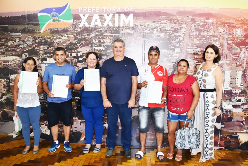 Famílias receberam escrituras das mãos do prefeito Lírio Dagort 