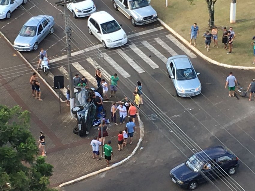 Acidente ocorreu por volta das 17h15 deste domingo, no Centro de Chapecó (Foto: Divulgação/LÊ)