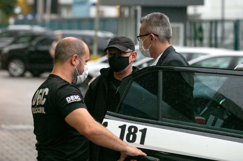 Ex-secretário da Casa Civil, Douglas Borba chegou na Alesc escoltado por policiais da Diretoria Estadual de Investigações Criminais
