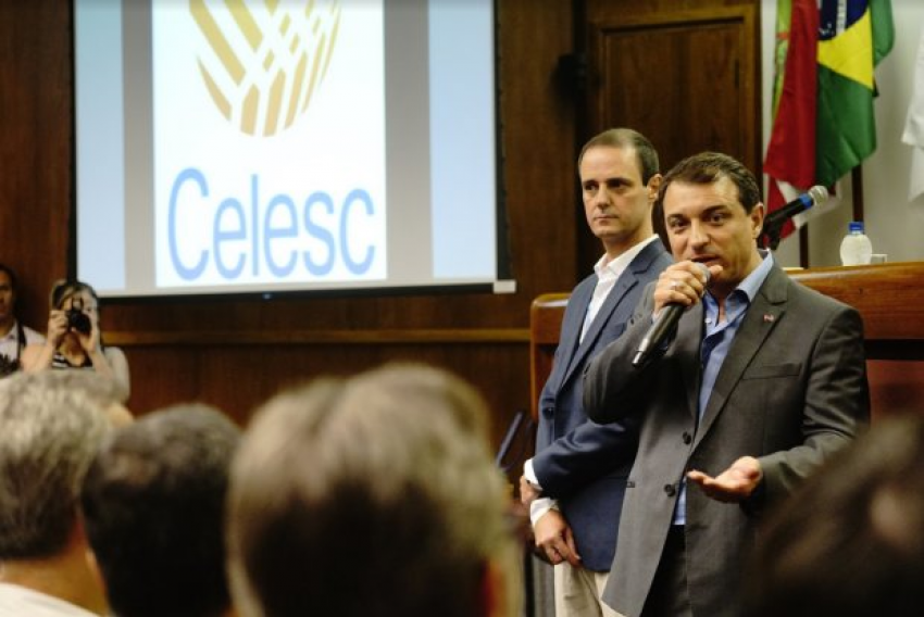 Moisés conversou com servidores ao lado do presidente da Celesc, Cleicio Poleto Martins