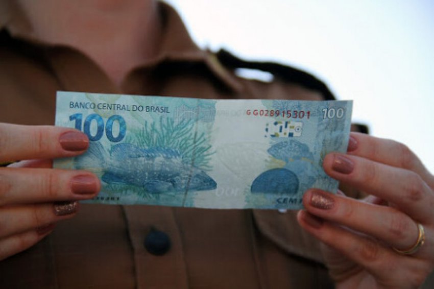 Conforme a PM, o adolescente ainda possuía duas notas falsas de R$ 50