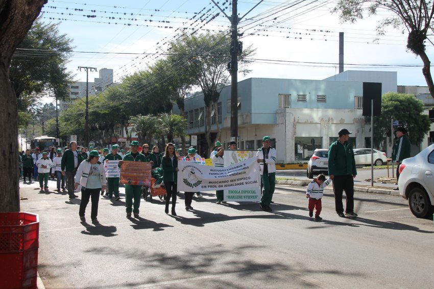 Dezenas de alunos e professores caminharam até a Praça Frei Bruno, na tarde desta quinta-feira (12) (Foto: Vitória Schettini/LÊ)