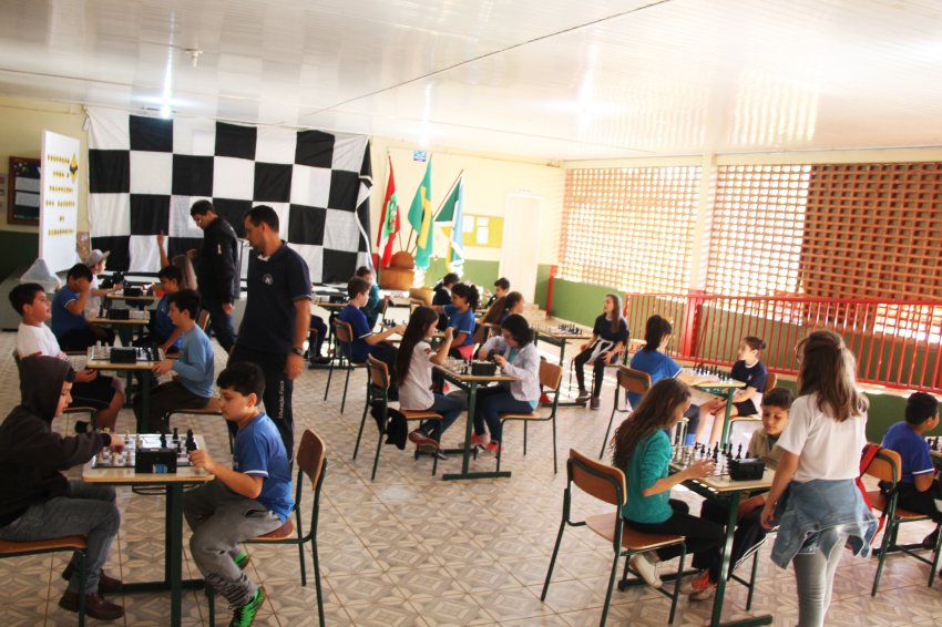 Alunos da EEB Neusa Massolini se reuniram na área coberta da escola para aprender as regras do xadrez