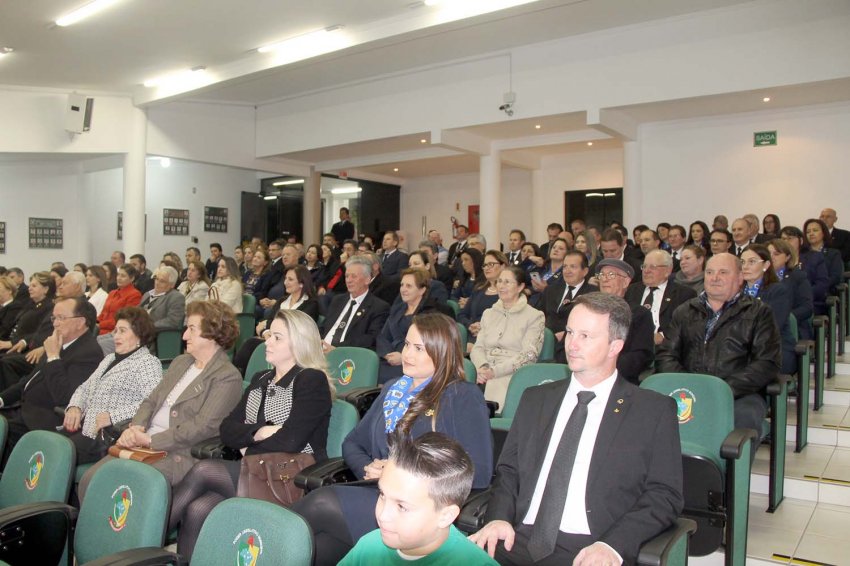 Câmara de Vereadores ficou lotada durante a homenagem ao Rotary e ao Lions de Xaxim (Foto: Axe Schettini/LÊ)