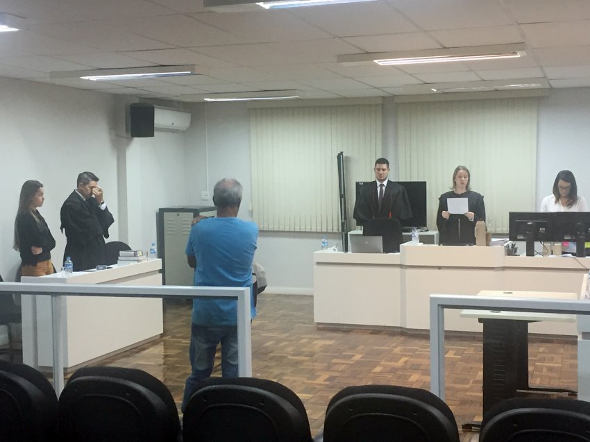 Durante a leitura da sentença, o condenado foi retirado da Sala do Júri para evitar um surto psicótico (Foto: Axe Schettini/LÊ)