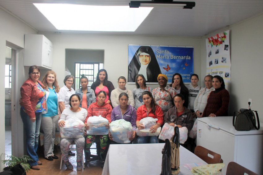 Projeto Vestindo Pequenos Brilhantes entregou enxovais para as futuras mamães, na última sexta-feira (29)