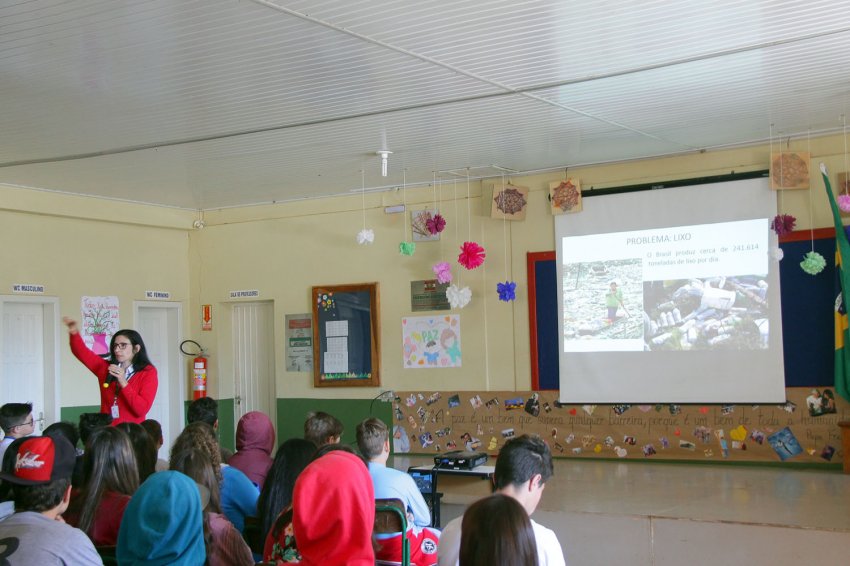 Palestrante Loiva Batistella salientou aos estudantes sobre a importância da reciclagem (Foto: Vitória Schettini/LÊ)