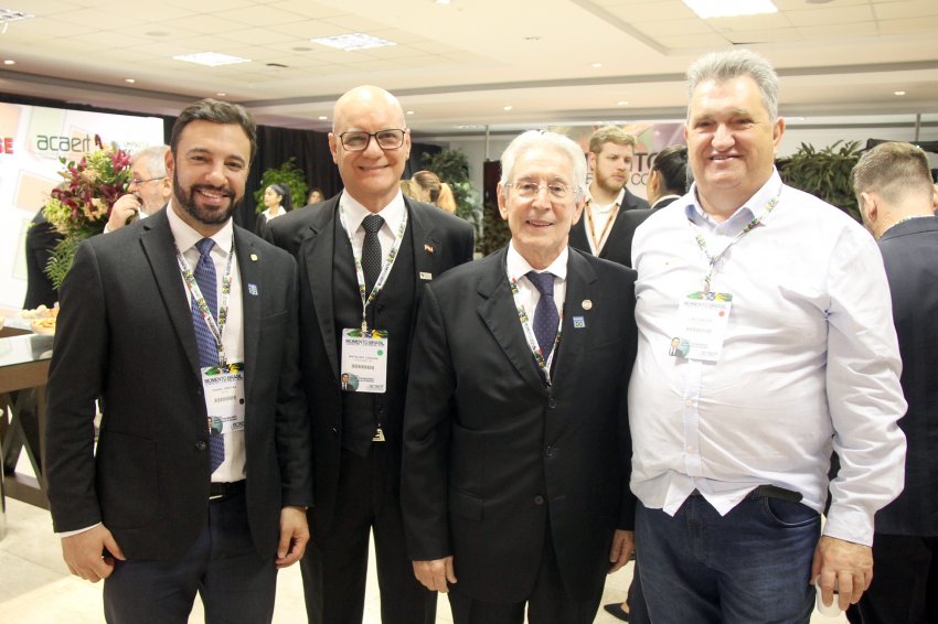 Deputado Daniel Freitas, secretário Natalino Uggioni, vice-presidente da CNI, Glauco Côrte e o prefeito Lírio Dagort no evento em Florianópolis