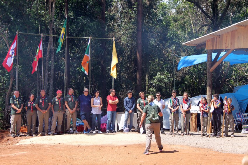 Lideranças presentes na inauguração do Campo Escoteiro Pequena Queda D'Água (Foto: Axe Schettini/LÊ)
