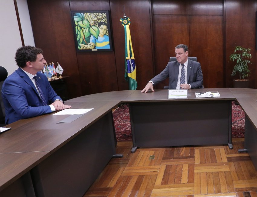 Deputado Rafael Pezenti em reunião com o ministro da Agricultura, Carlos Fávaro