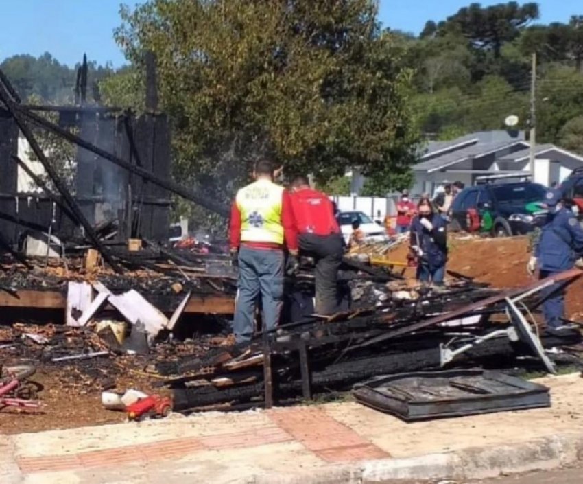 Polícia Civil investiga como criminoso incêndio que vitimou família de quatro pessoas em São Domingos